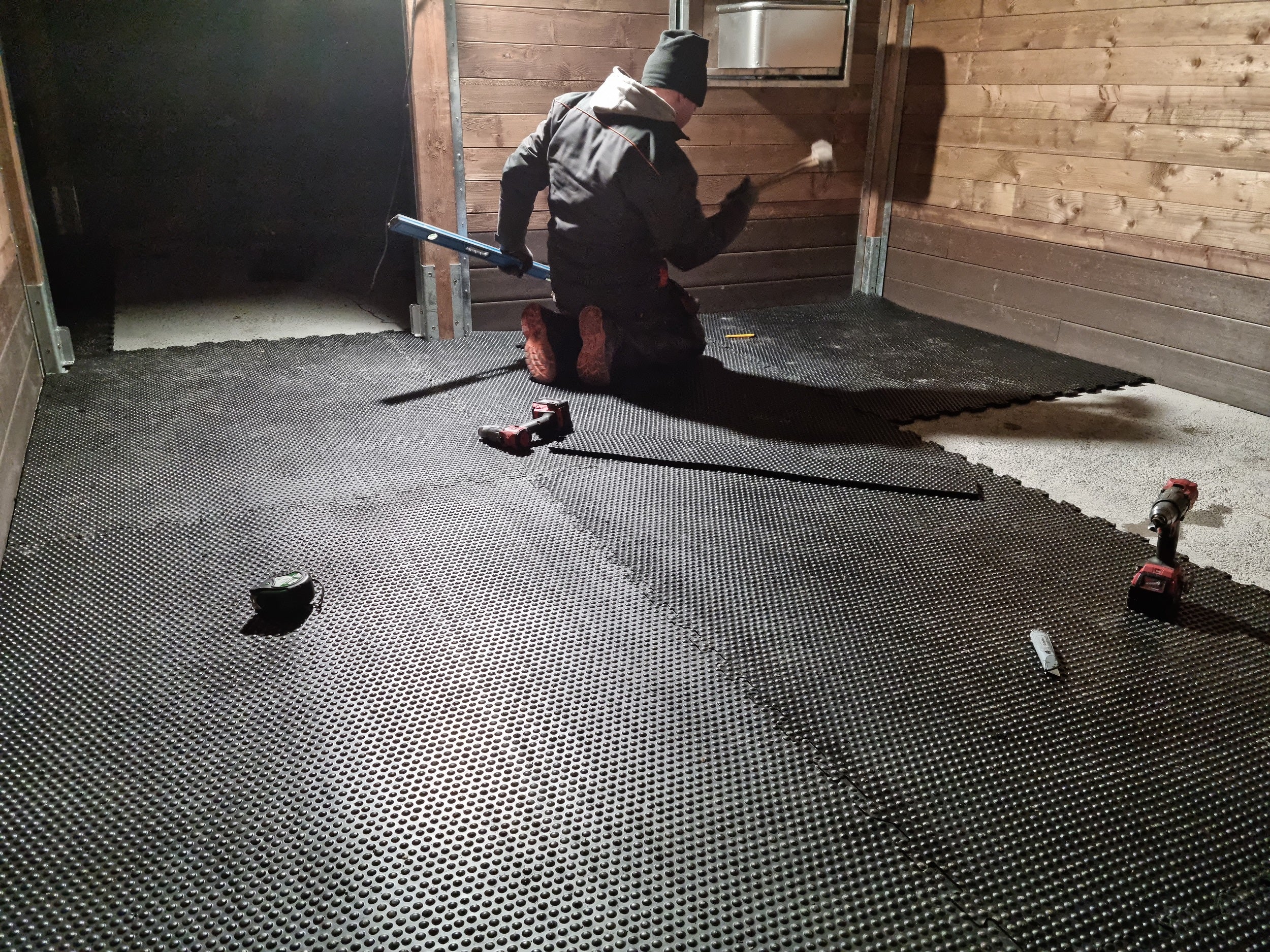 Puzzle Stallmatten 12 mm – rutschfeste Gummimatten für Pferde & Stall