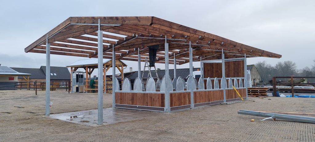 Futterraufe für Pferde ACTIVE 12 – 12 Fressplätze | Heuraufe mit Dach