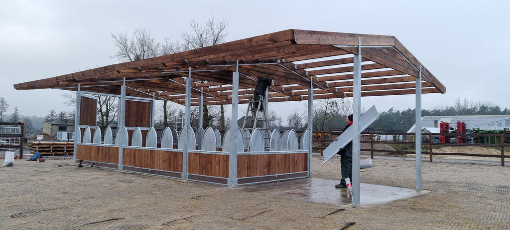 Futterraufe für Pferde ACTIVE 12 – 12 Fressplätze | Heuraufe mit Dach