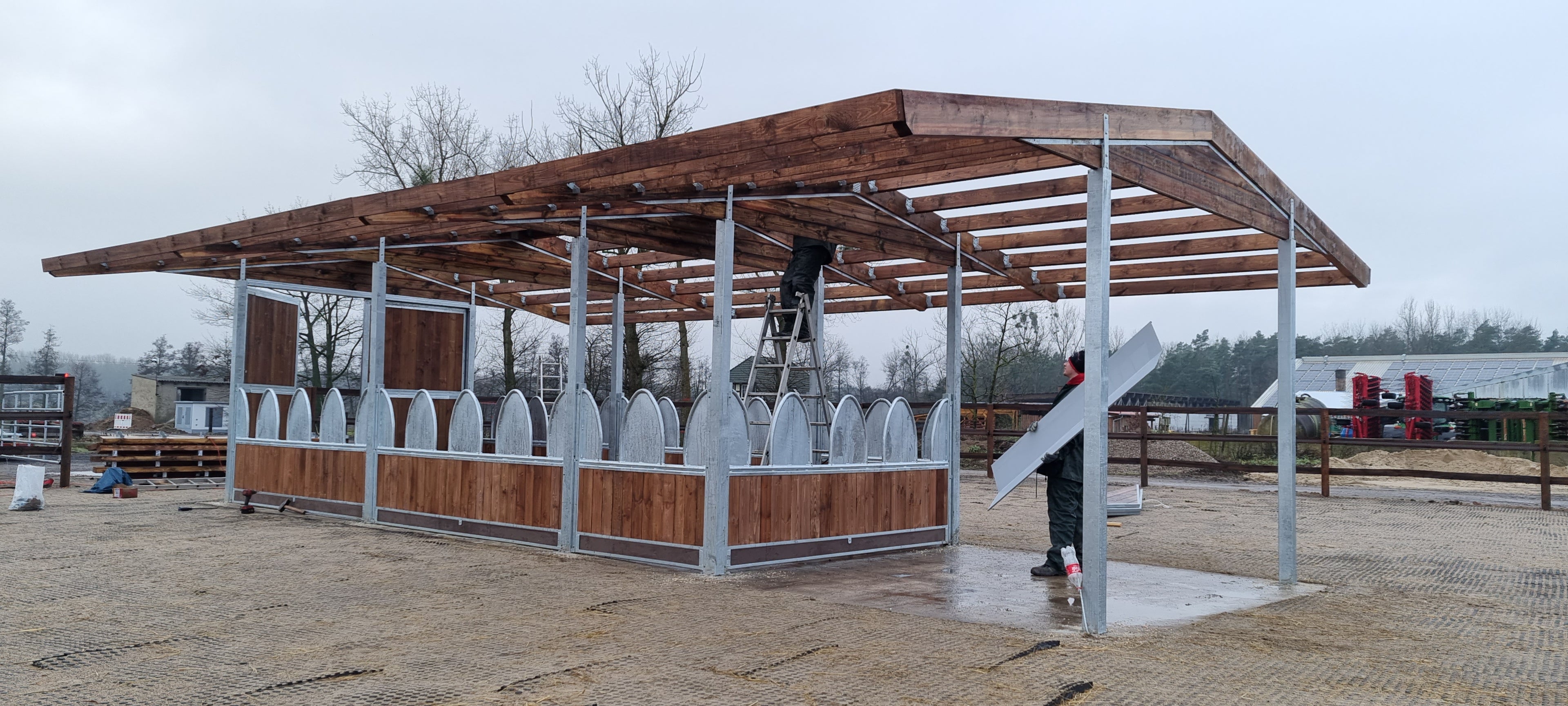 Futterraufe für Pferde ACTIVE 12 – 12 Fressplätze | Heuraufe mit Dach