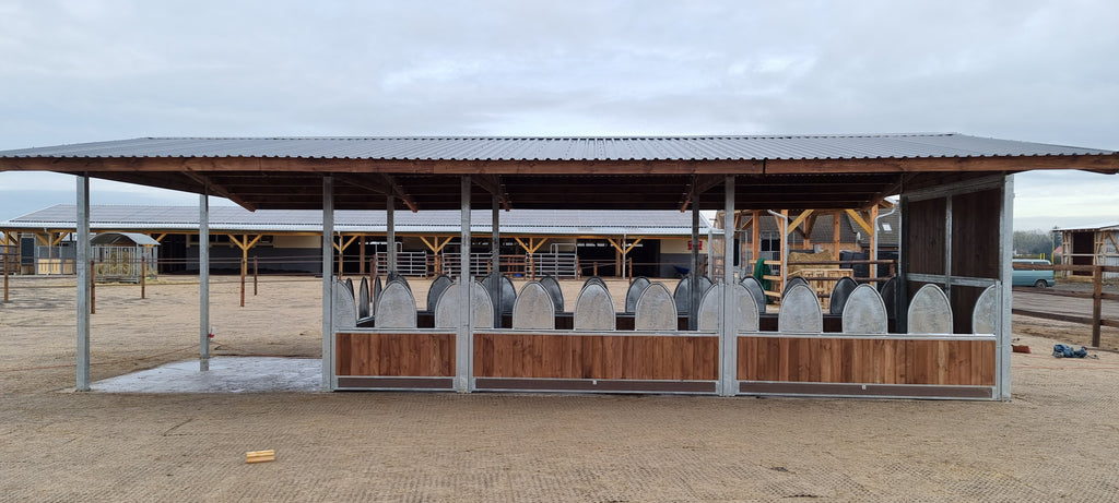 Futterraufe für Pferde ACTIVE 12 – 12 Fressplätze | Heuraufe mit Dach