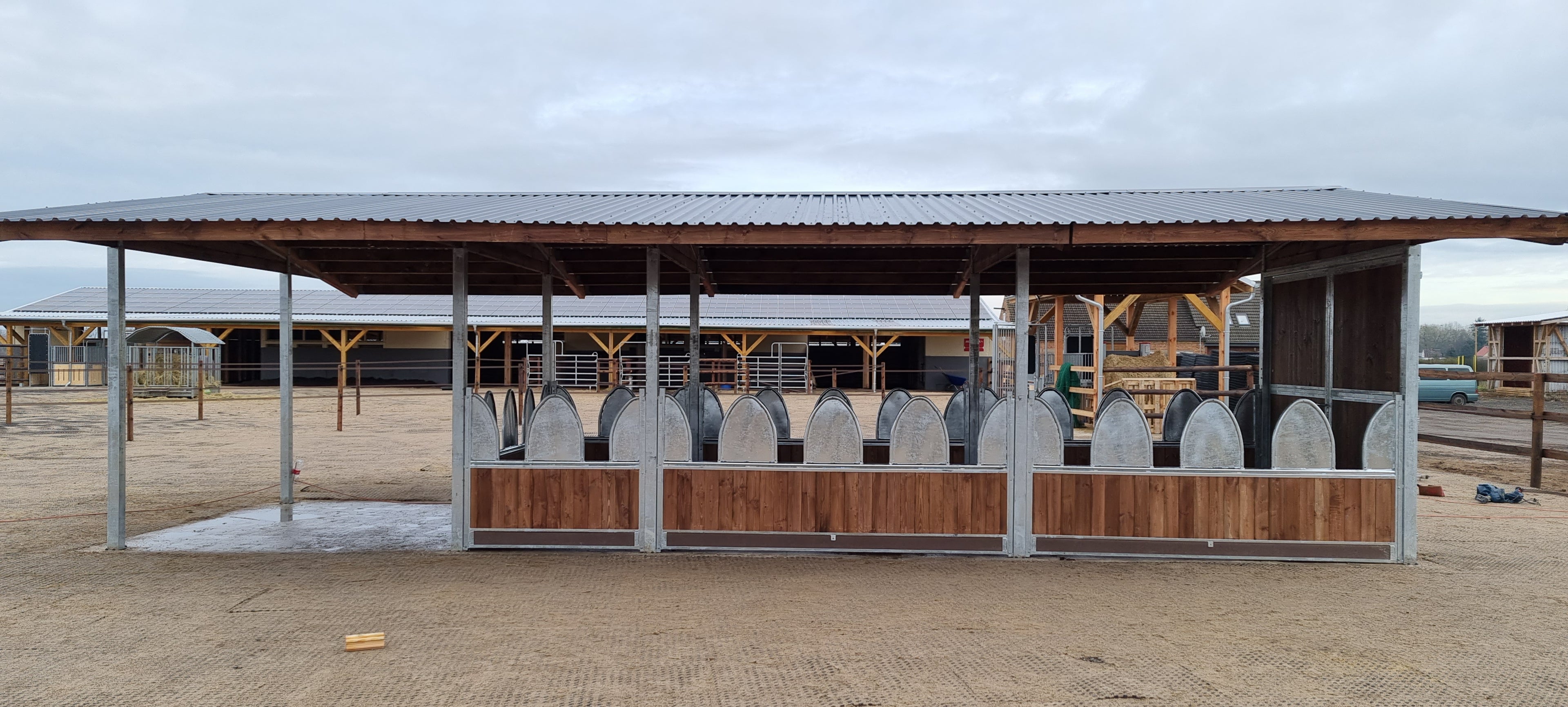 Futterraufe für Pferde ACTIVE 12 – 12 Fressplätze | Heuraufe mit Dach