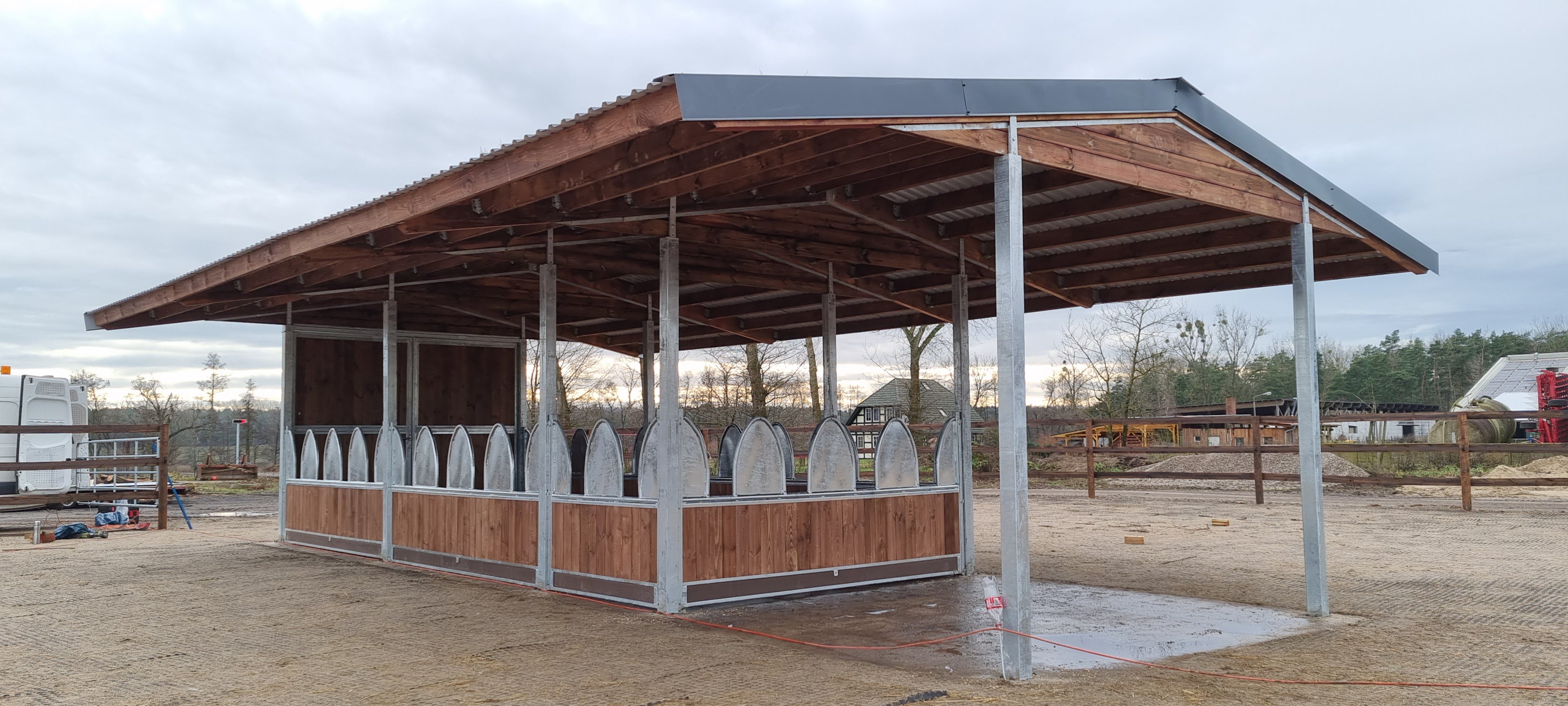 Futterraufe für Pferde ACTIVE 12 – 12 Fressplätze | Heuraufe mit Dach