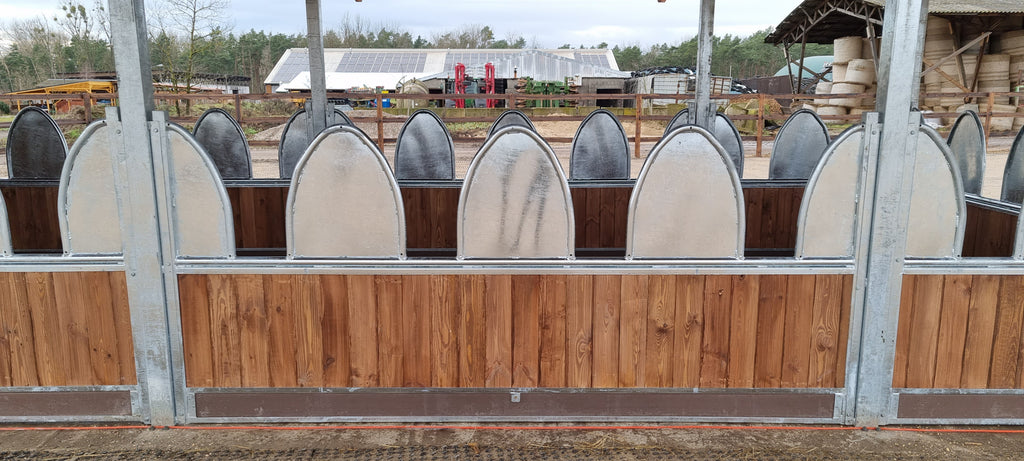 Futterraufe für Pferde ACTIVE 12 – 12 Fressplätze | Heuraufe mit Dach