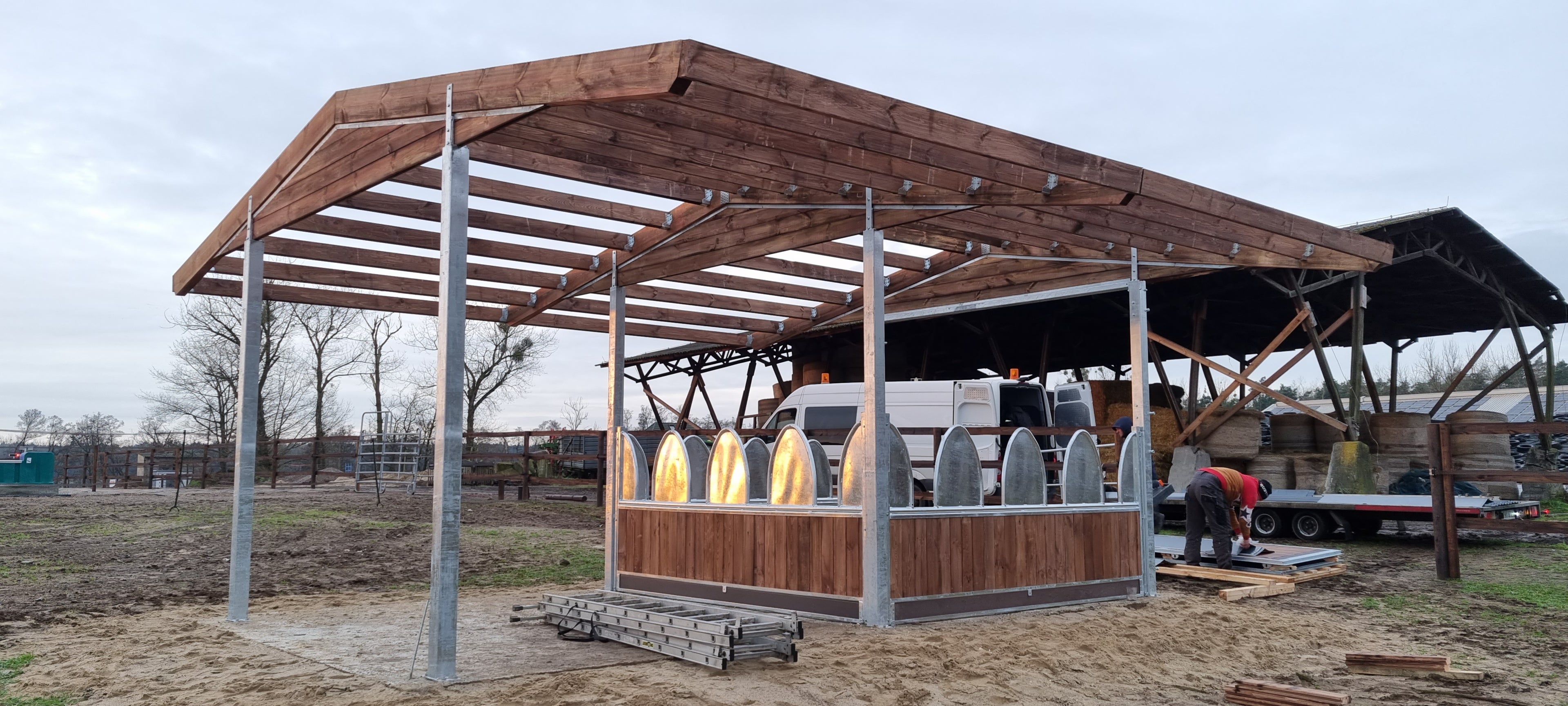 Futterraufe für Pferde ACTIVE 12 – 12 Fressplätze | Heuraufe mit Dach