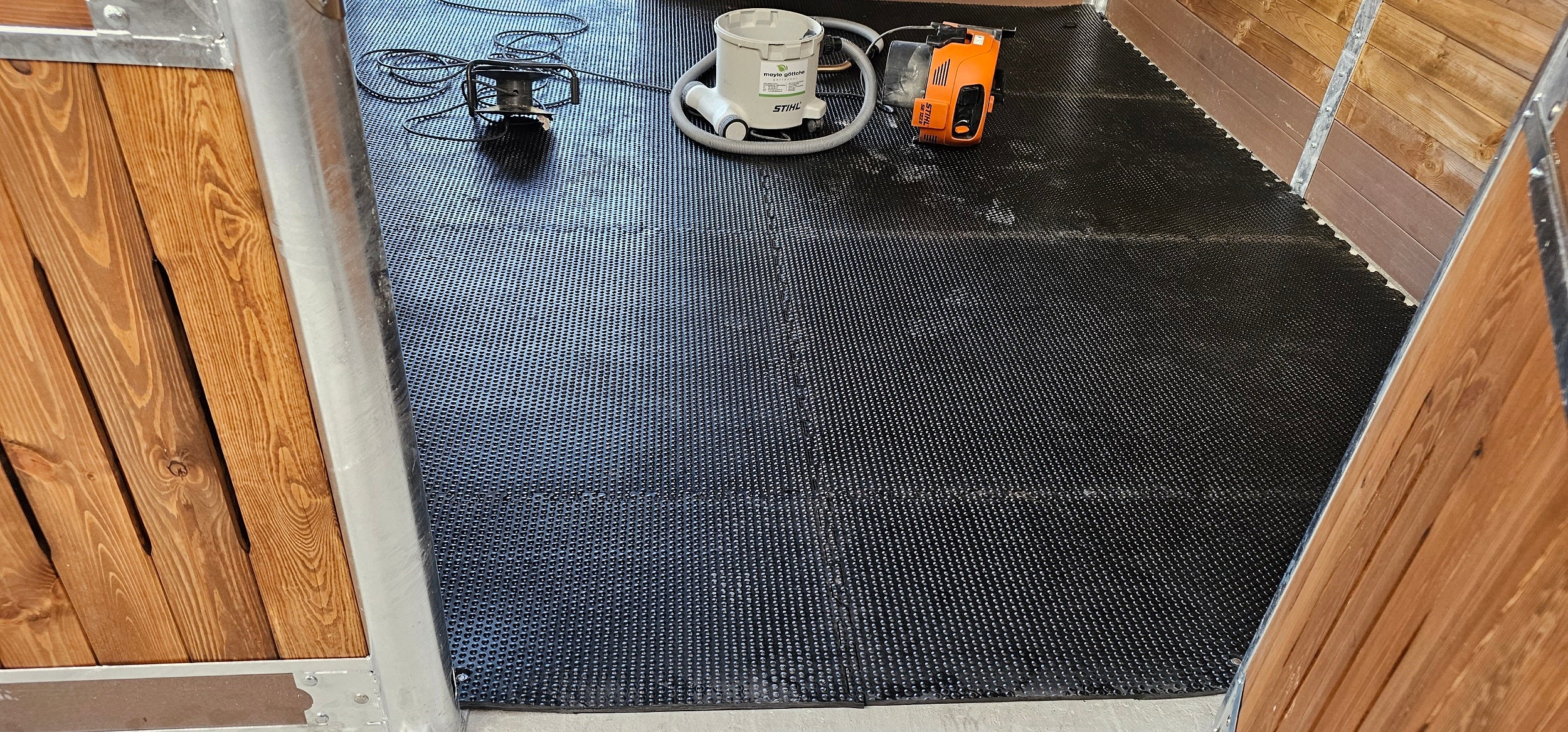 Puzzle Stallmatten 12 mm – rutschfeste Gummimatten für Pferde & Stall