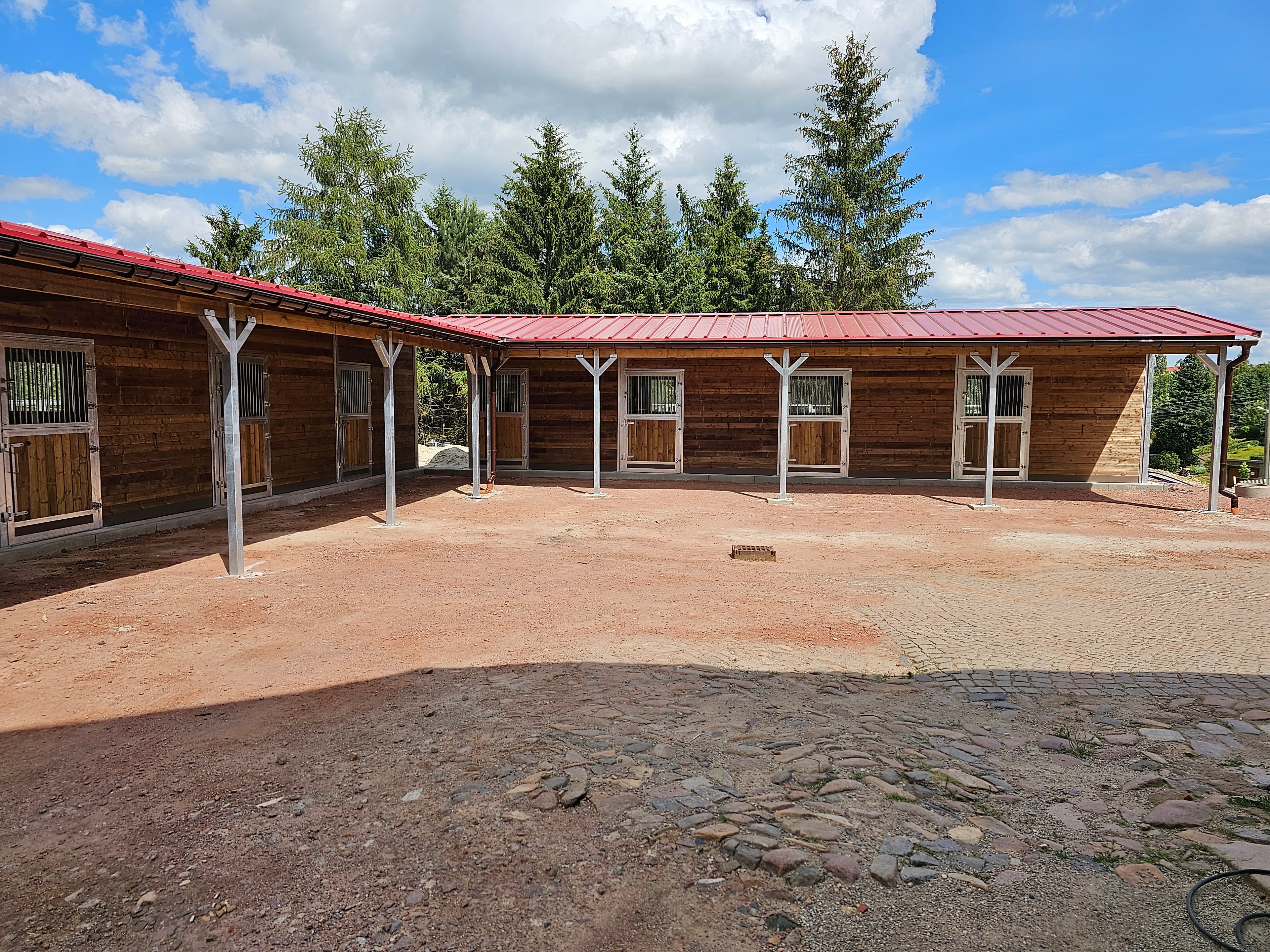 Stall Modell TEXAS mit 3,0 m Dachüberstand – Stallanlage nach EU-Normen