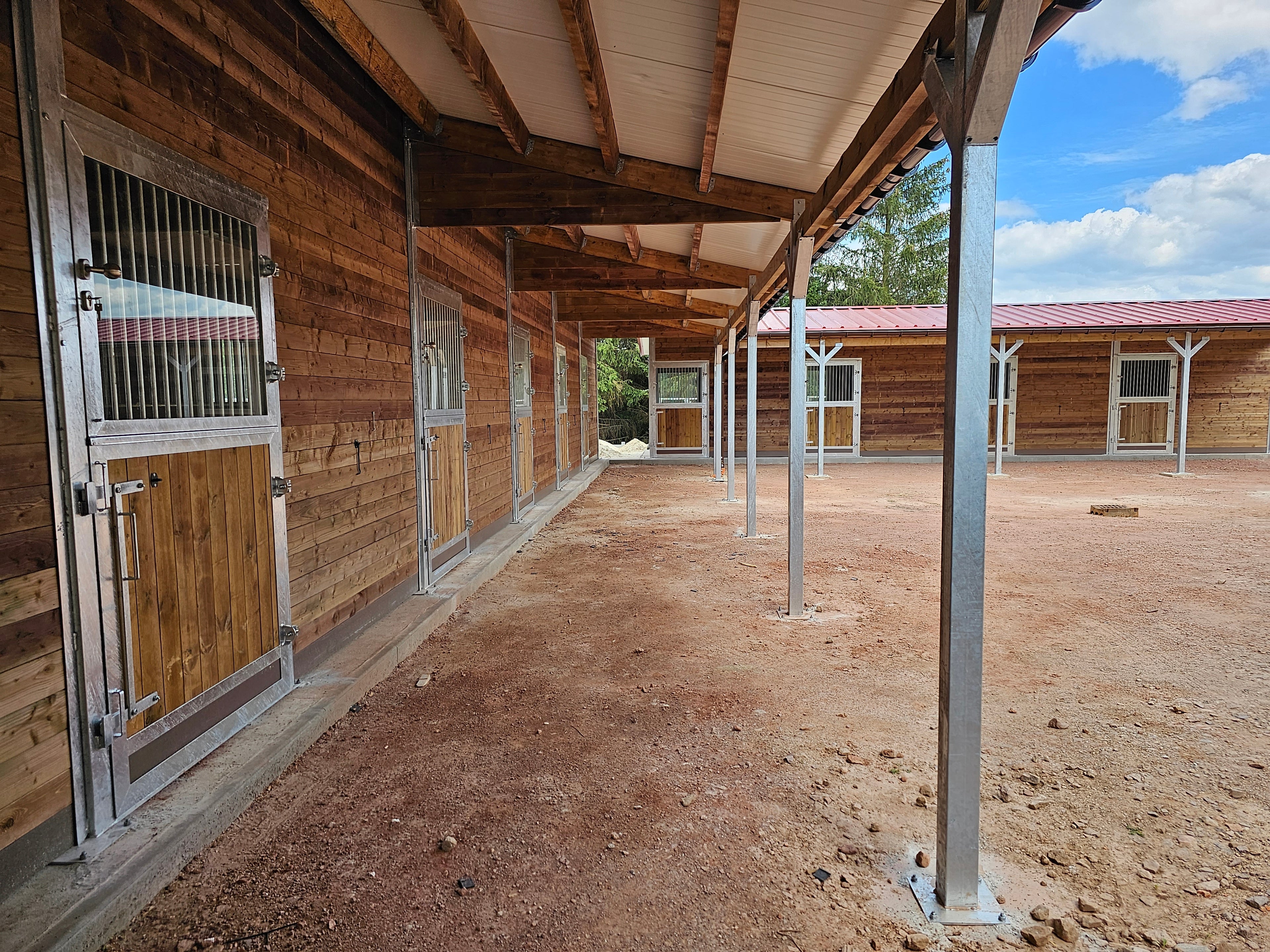 Stall Modell TEXAS mit 3,0 m Dachüberstand – Stallanlage nach EU-Normen