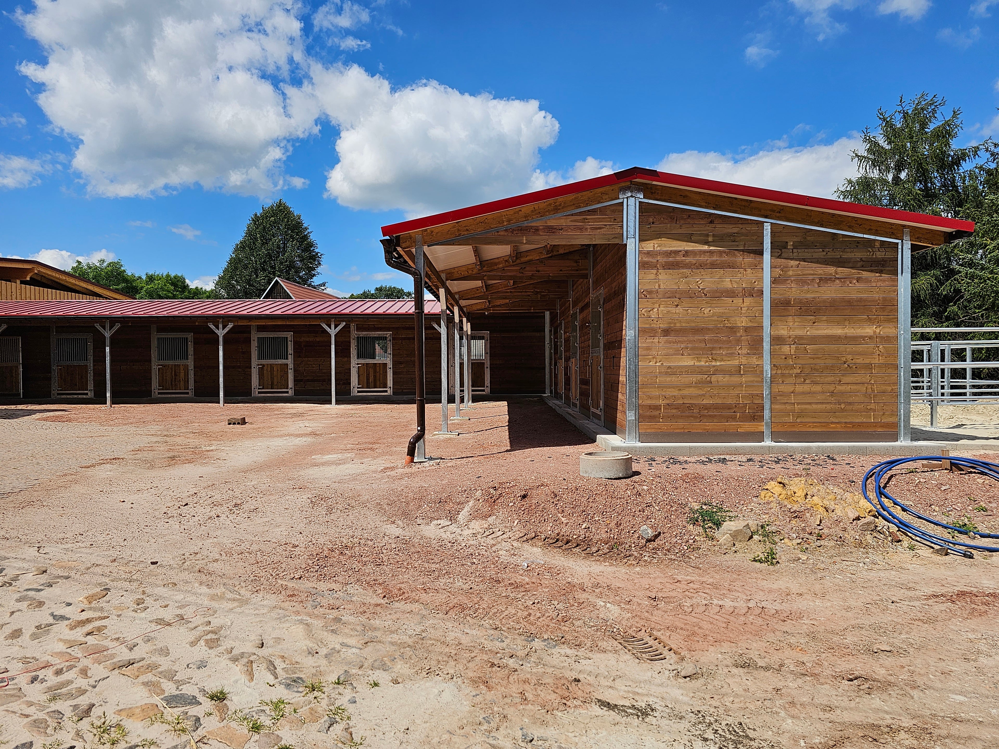 Stall Modell TEXAS mit 3,0 m Dachüberstand – Stallanlage nach EU-Normen