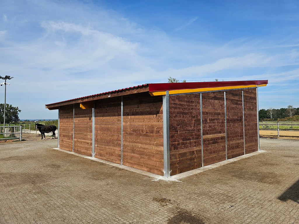 Offenstall & Weidehütte für Pferde – Unterstände nach EU-Normen