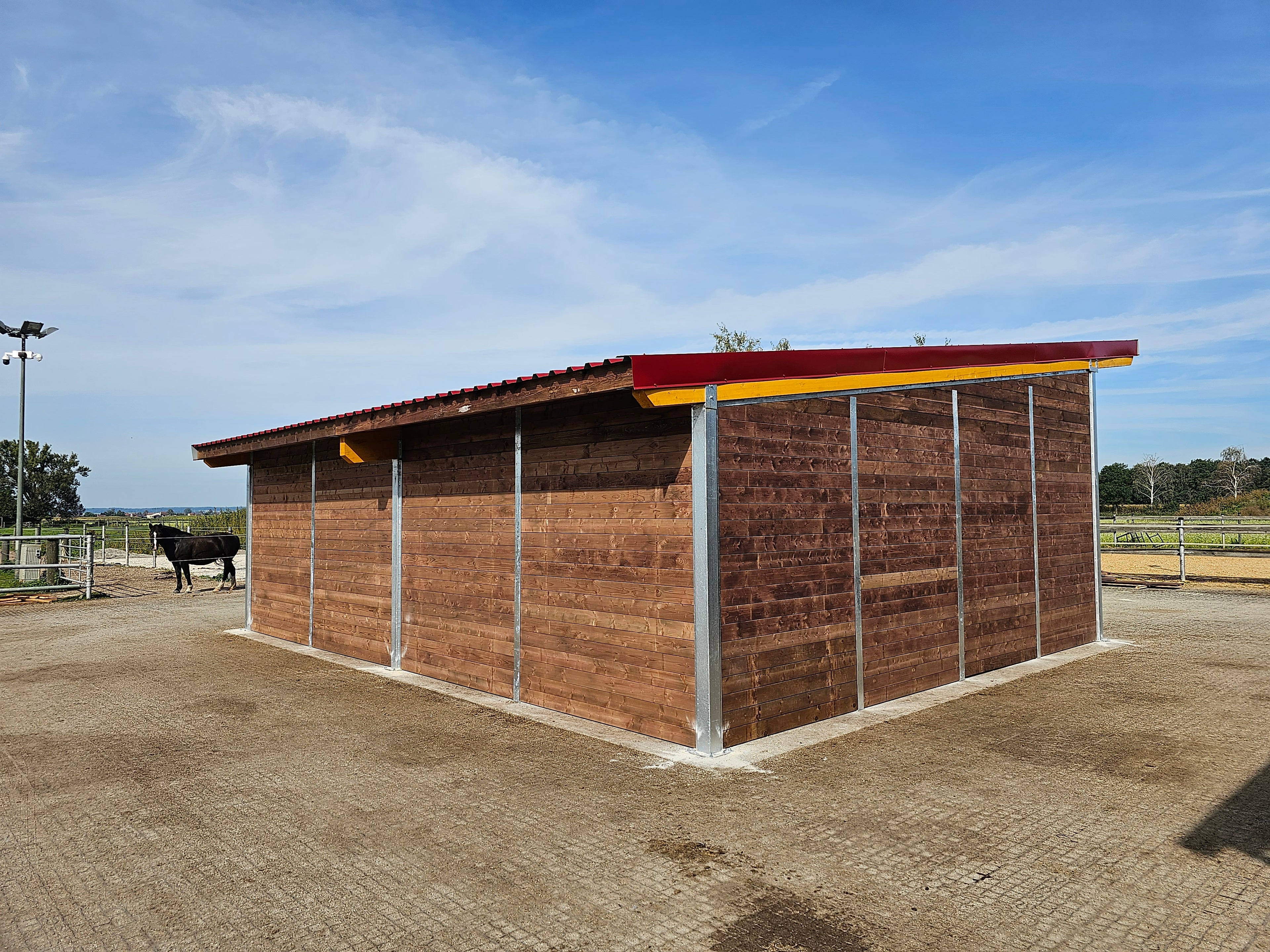 Offenstall & Weidehütte für Pferde – Unterstände nach EU-Normen