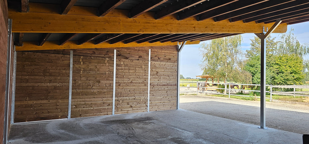 Offenstall & Weidehütte für Pferde – Unterstände nach EU-Normen