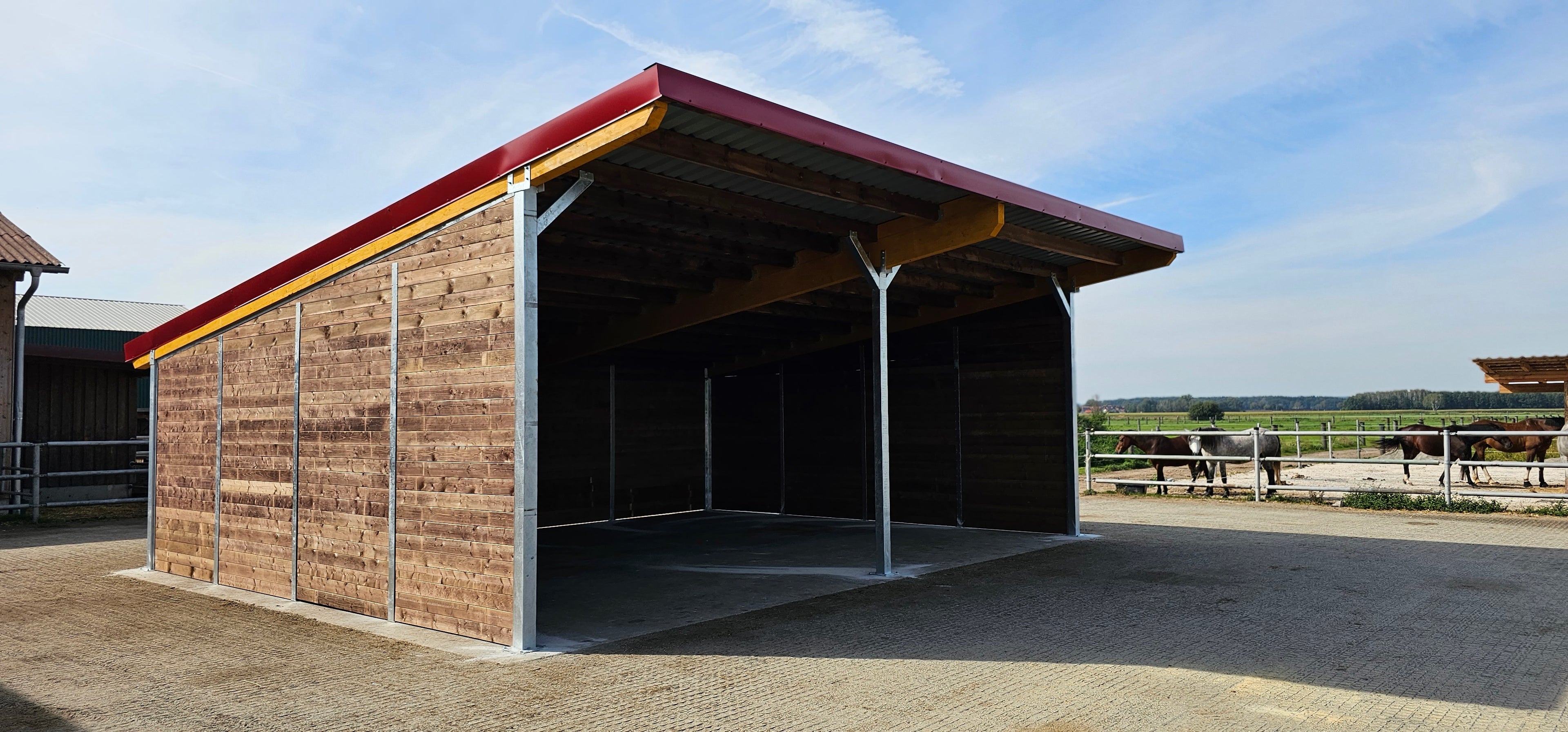 Offenstall & Weidehütte für Pferde – Unterstände nach EU-Normen