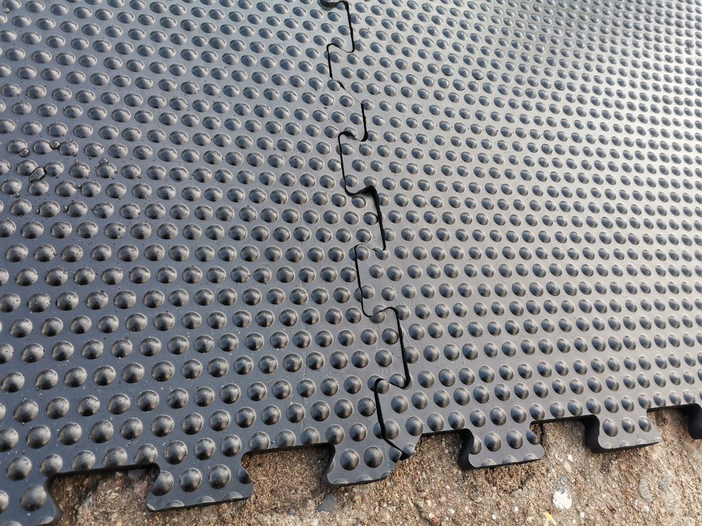 Puzzle Stallmatten 12 mm – rutschfeste Gummimatten für Pferde & Stall