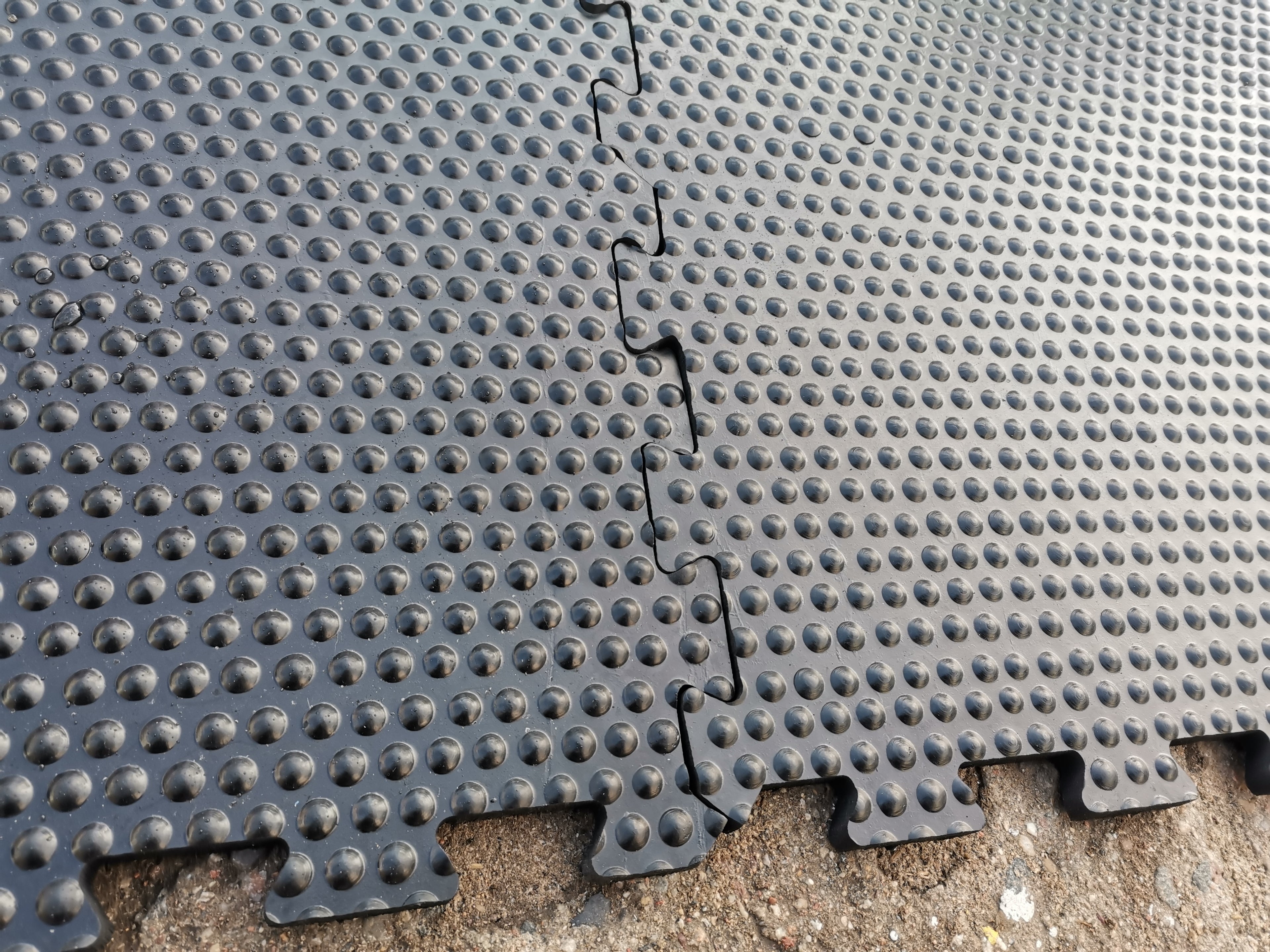 Puzzle Stallmatten 12 mm – rutschfeste Gummimatten für Pferde & Stall