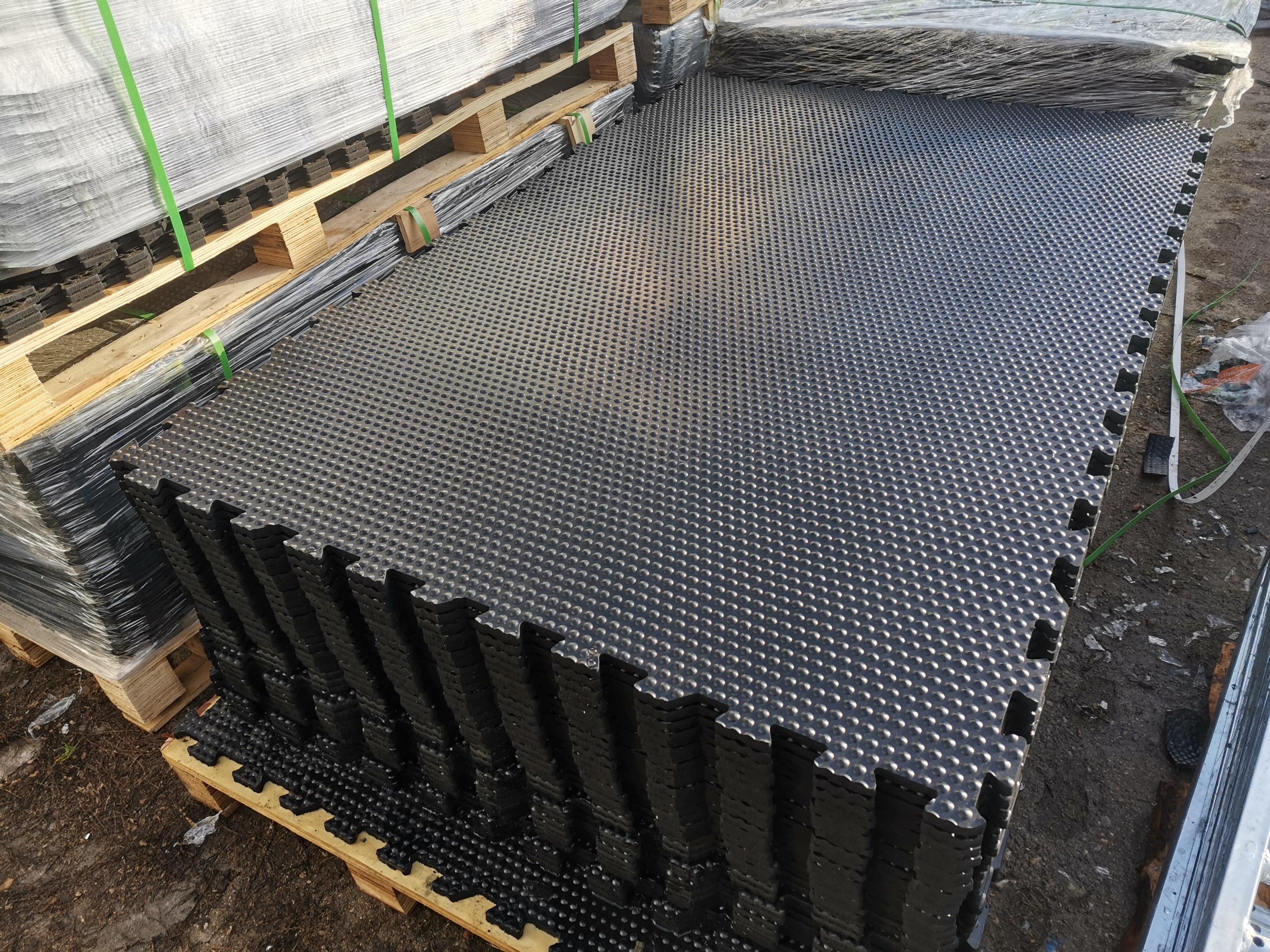 Puzzle Stallmatten 12 mm – rutschfeste Gummimatten für Pferde & Stall