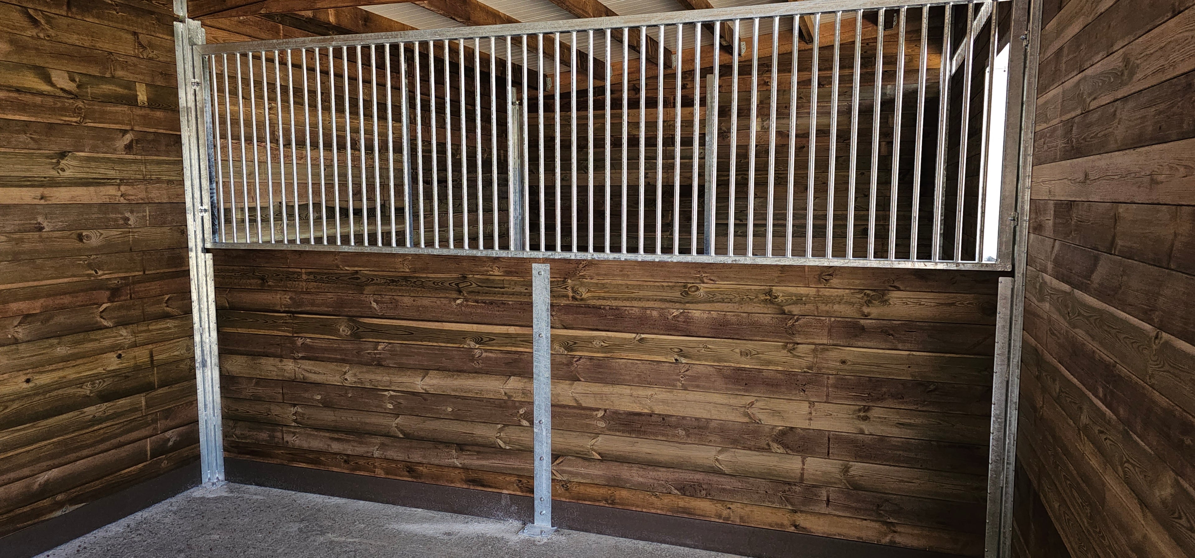 Pferdeboxen Innenansicht mit Holzverkleidung