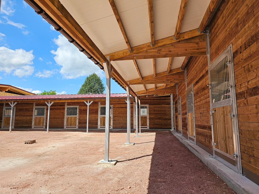Pferdeboxen Modell TEXAS mit 3 m Überdachung